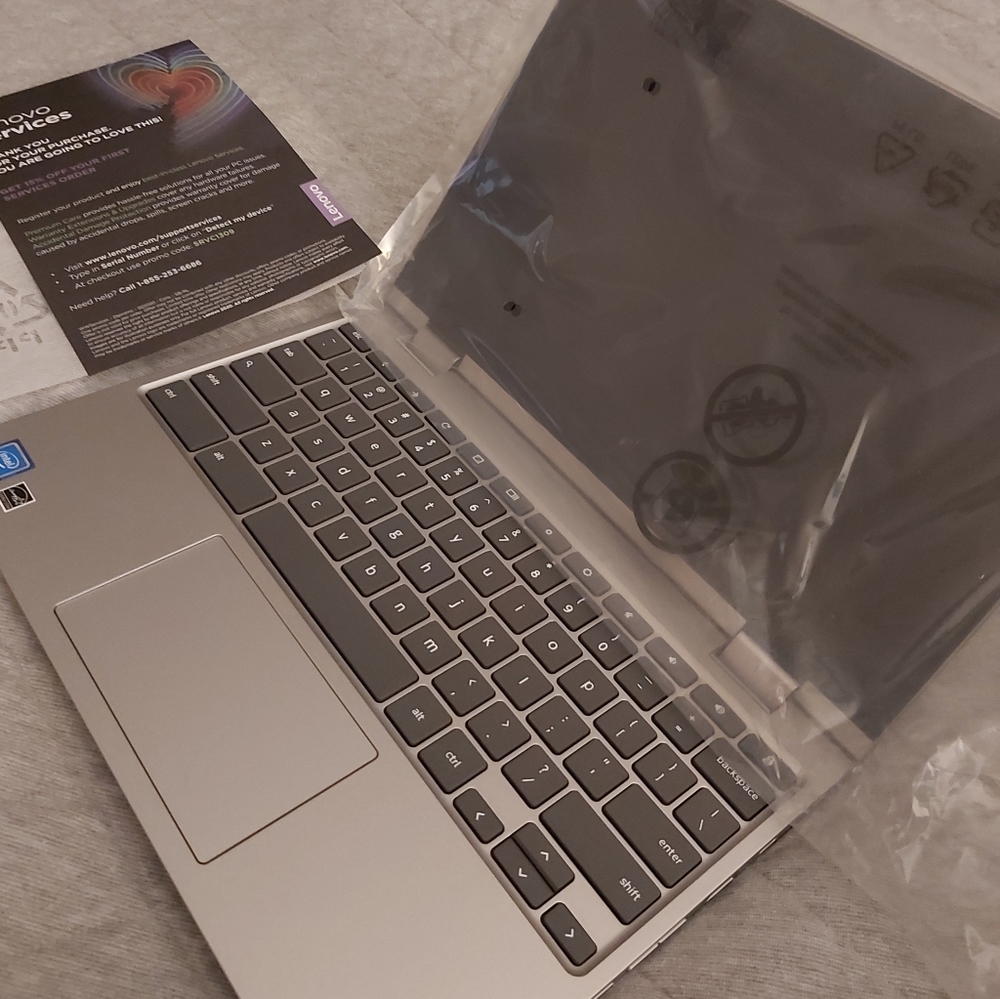 Lenovo C340 11.6" Celeron Touch 4GB/32GB Chromebook Chrome OS flips to tablet